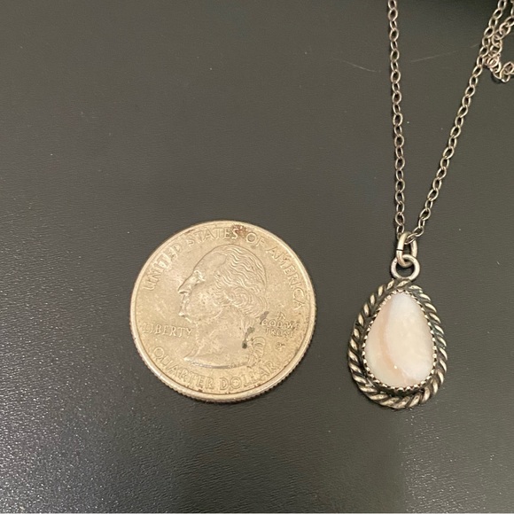 Vintage Native American Sterling Silver Mother Of Pearl Teardrop Pendant Necklac - Picture 5 of 15